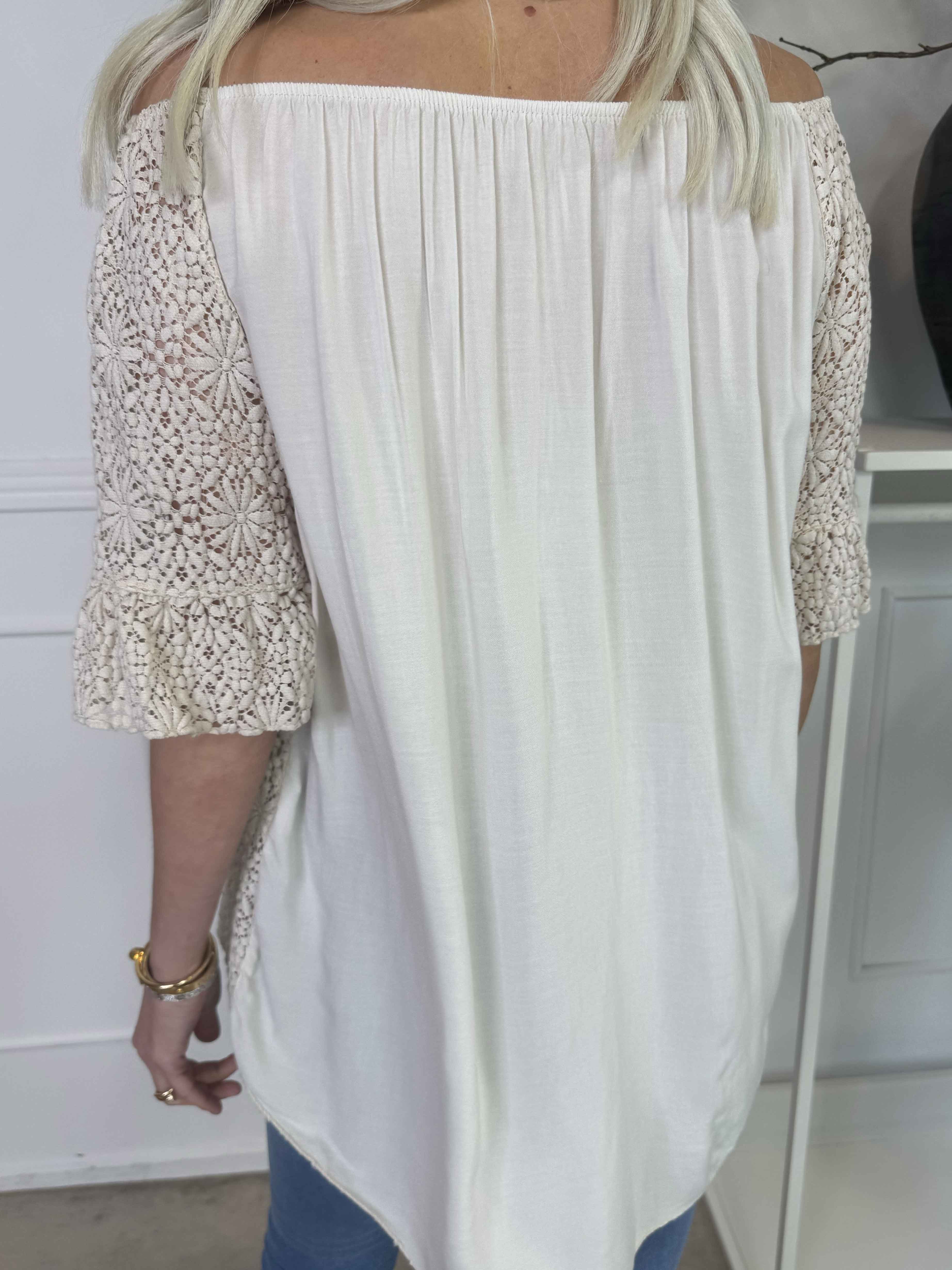 Elisa - Tunika i bomull med spets framtill och elastisk halsringning